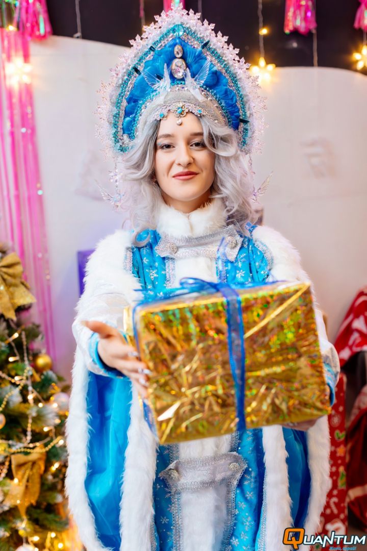 Снегурочка с подарком